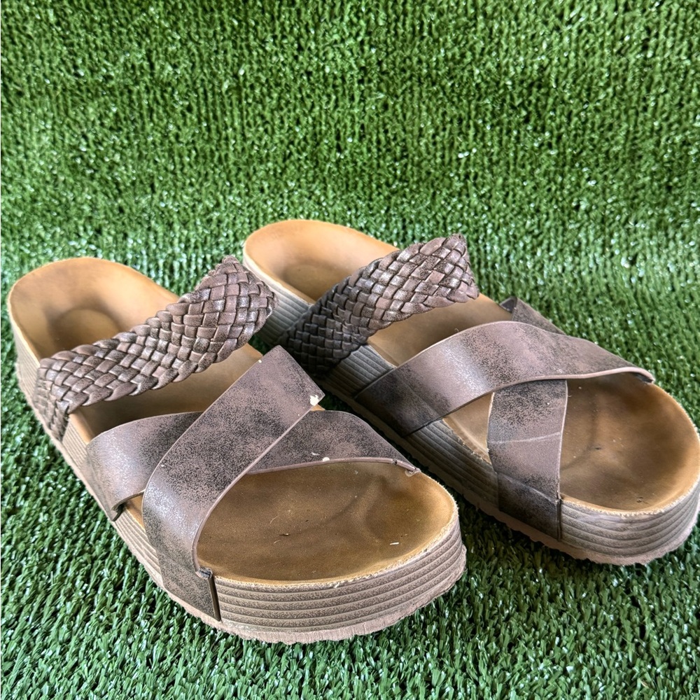 Notations Brown Crisscross Woven Sandals